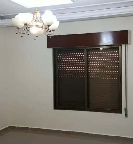 في ضاحية الأمير حسن شقة أرضية مع ترس ومخزن على الشارع للبيع