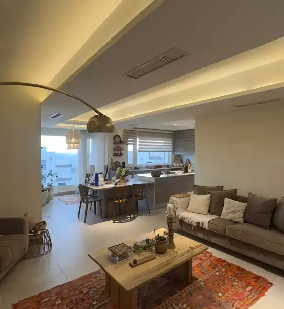 Panoramic views from a 220 m² full-floor apartment in Abu Al-Sous