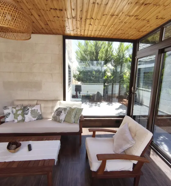 Naour semi-ground flat, 162 m², with a 67 m² garden and private entrance
