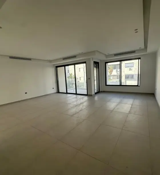 Underfloor heating, brand new, 200 m² first floor at the 5th Circle