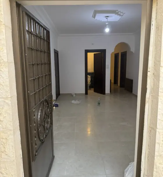 Near Dallah Circle, Marj Al Hamam: semi-ground 120 m² flat with two entrances