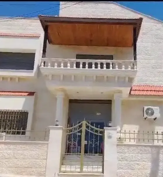 Marj Al Ajrab, Shafa Badran: raised detached villa with a view, furnished or not