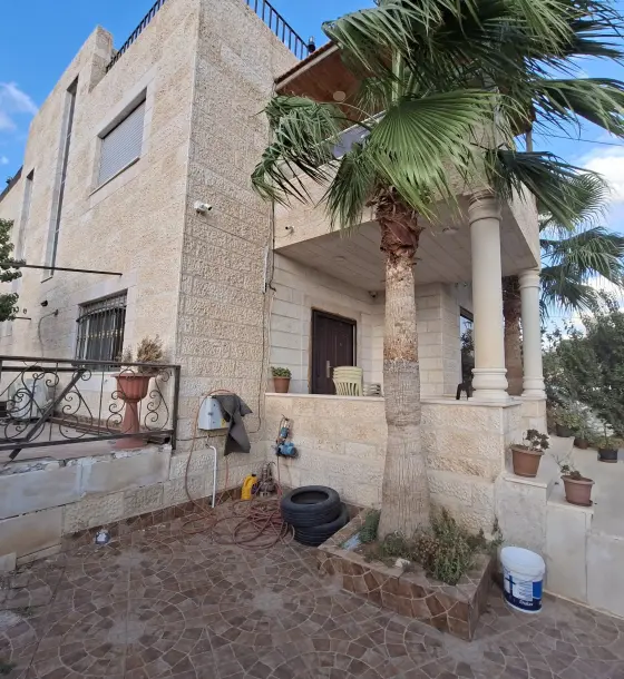 Al-Baida triplex villa with a swimming pool on a 610 m² plot