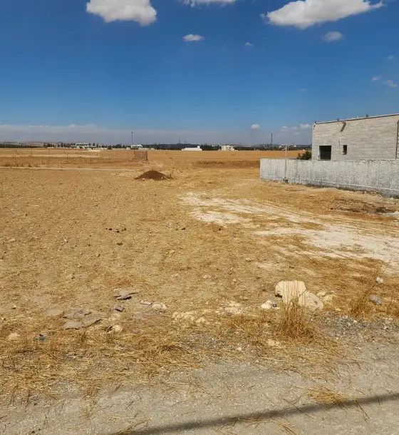 Overlooking Airport Road: 1,113 m² plot in Al Mawaris basin, Al Qastal