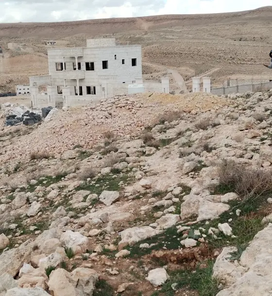 على راس جبل في شارع المية أرض 426 م² مطلة