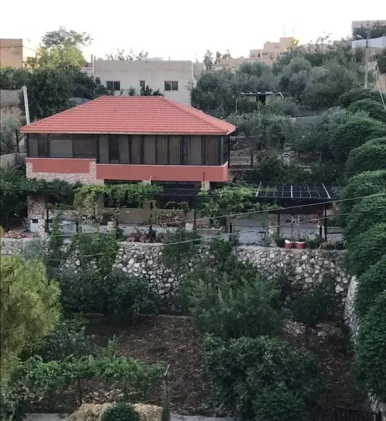 قرب المدينة الطبية في الرباحية بدابوق، دونم أرض عليه بيت طابقين