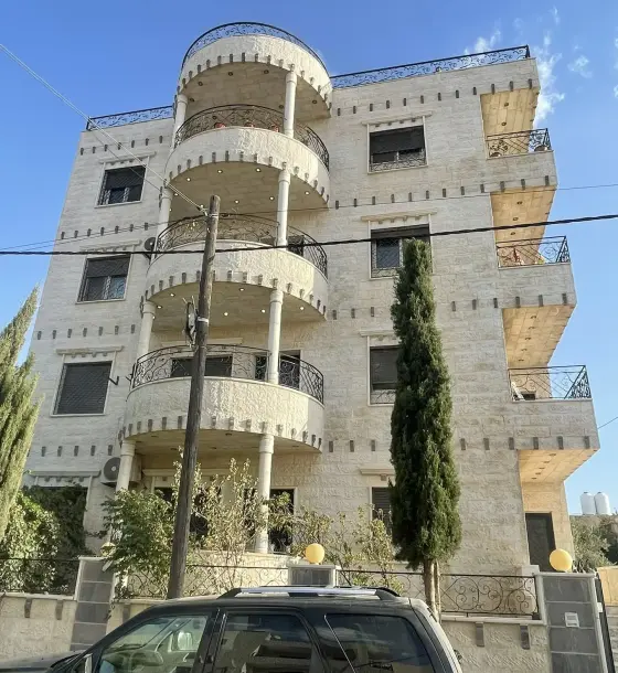180 m² second-floor apartment with views over Petra Street for sale, Irbid