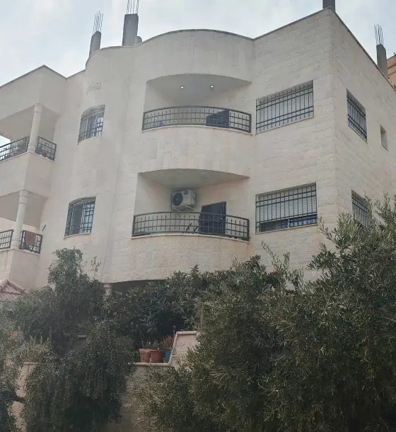 West-facing new 130 m² flat, unfurnished, in Al Gharaybeh quarter, Aydoun