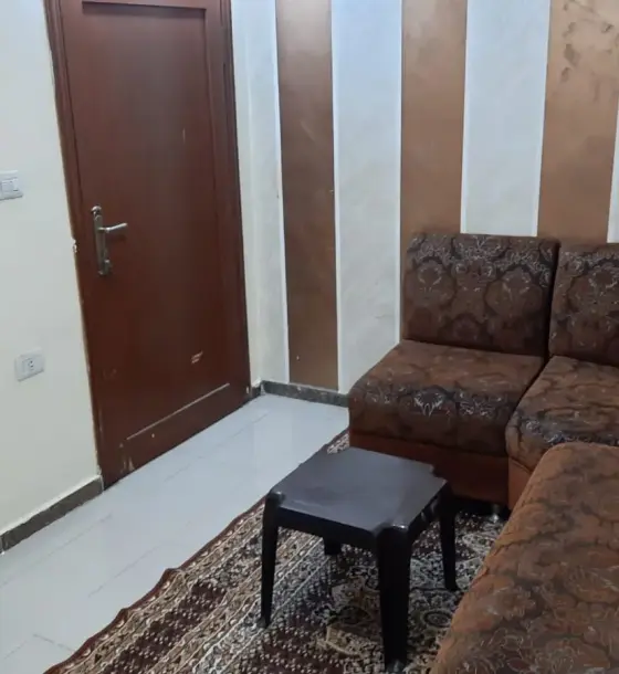 على شارع الجامعة في إربد، شقة طلاب شبه مفروشة من غرفتين للإيجار