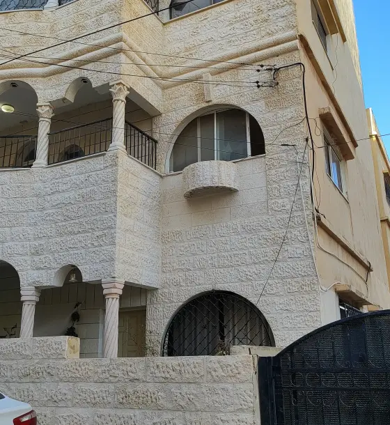 في الفلاتر بالزرقاء الجديدة، شقة طابق أول غرفتين نوم في عمارة من 3 شقق