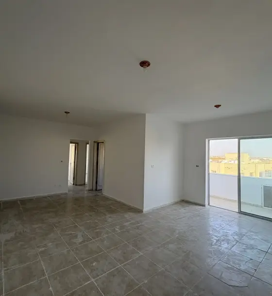 Cash or instalments: 4th-floor 2-bed flat in Madinet El Sharq, Phase 2