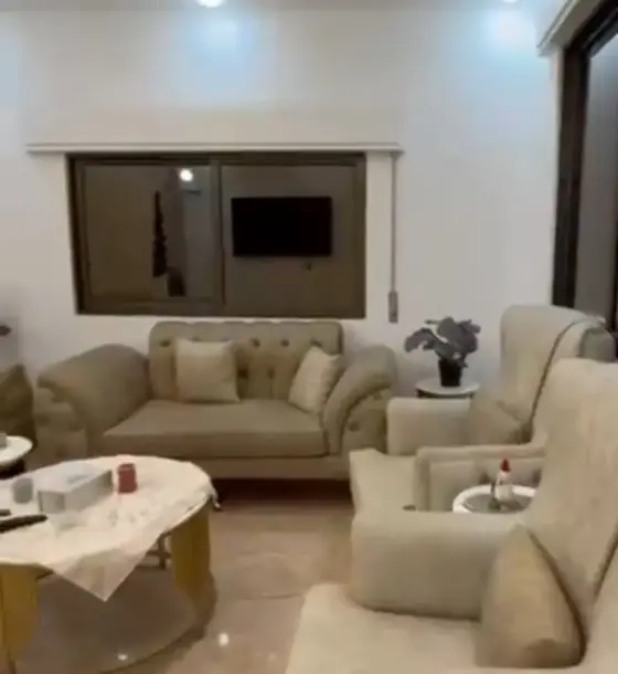 Jabal Tareq, Al Zarqa: furnished ground-floor 3-bedroom flat with a yard for rent