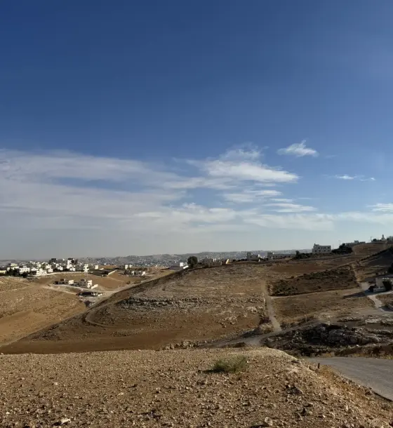 أرض دونم على أعلى قمم جريبا بإطلالة على عمّان والرصيفة والزرقاء