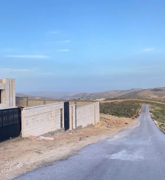 900 m² level plot on the top of the Birayn hills at the Um Rummanah edge