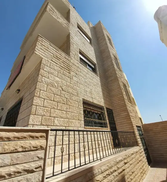 Engineers Housing, Aqaba: building of three full-floor apartments for yearly rent