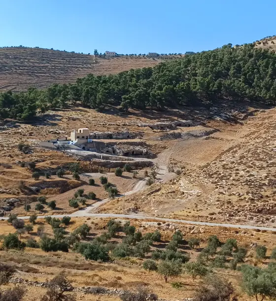 شاليه جديد طابقين في الهاشمية بجرش، على أرض 503 م² تطل على الجبال