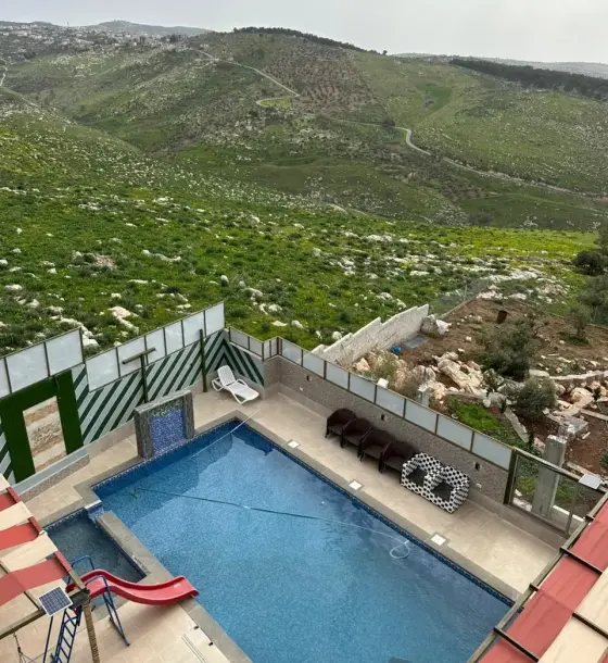 في حلاوة بعجلون، مزرعة 7 دونمات مع بيت ريفي وبركة سباحة وإطلالة على الأغوار
