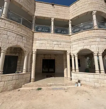 فيلا للبيع في Dhlail