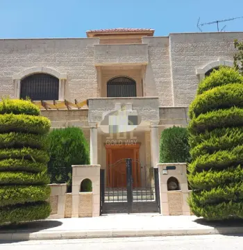 فيلا للبيع في دير غبار
